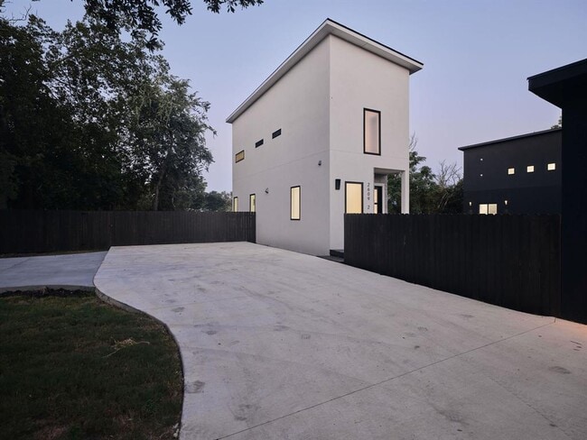 property at 2609 Davis Ln