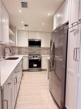 90 Edgewater Dr, Unit 212 in Coral Gables, FL - Foto de edificio - Building Photo