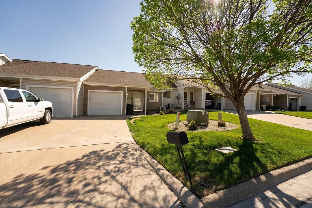 1109 Newfoundland Dr in Manhattan, KS - Foto de edificio