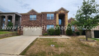 989 Bentley Drive in Roanoke, TX - Building Photo