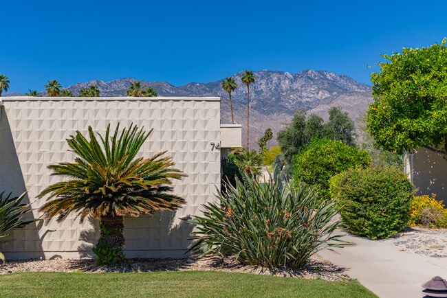 74 Lakeview Dr in Palm Springs, CA - Building Photo - Building Photo