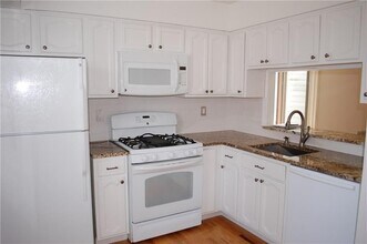 1102 Woodbridge Commons Way in Woodbridge Township, NJ - Building Photo - Building Photo