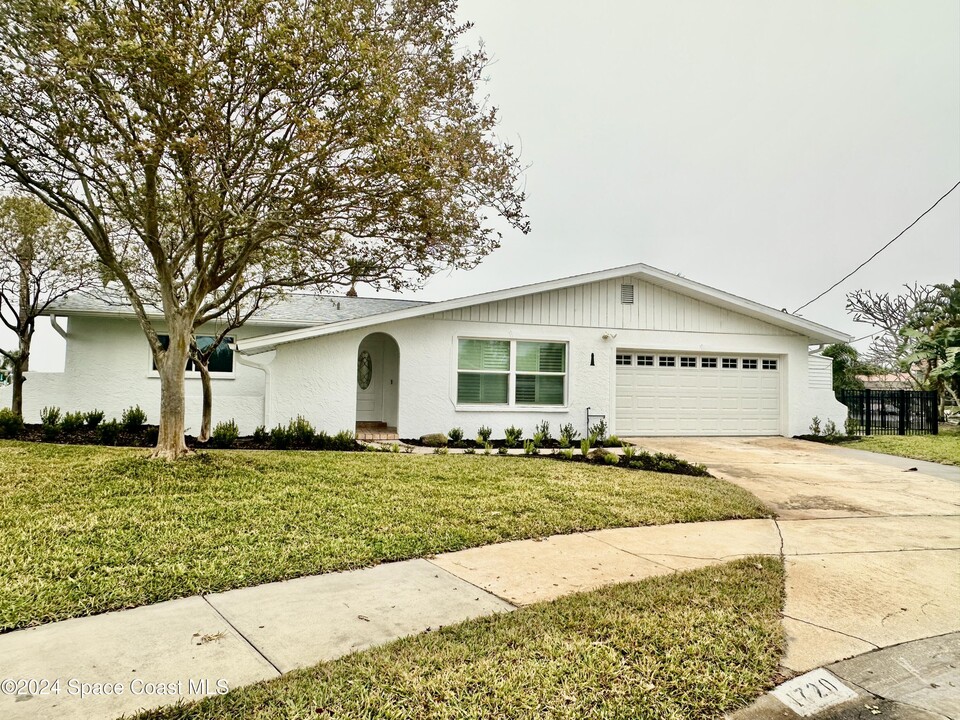 1720 Poinciana Ct in Merritt Island, FL - Building Photo