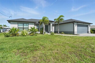 1028 NW 33rd Ave in Cape Coral, FL - Building Photo - Building Photo