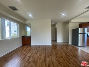 4921 Kester Ave-Unit -107 in Los Angeles, CA - Building Photo - Building Photo