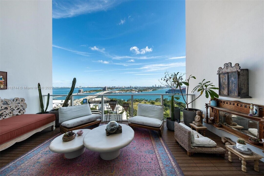 1040 Biscayne Blvd in Miami, FL - Building Photo