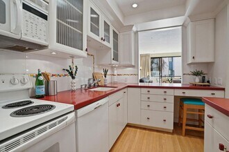 525 Almer Rd in Burlingame, CA - Building Photo - Building Photo