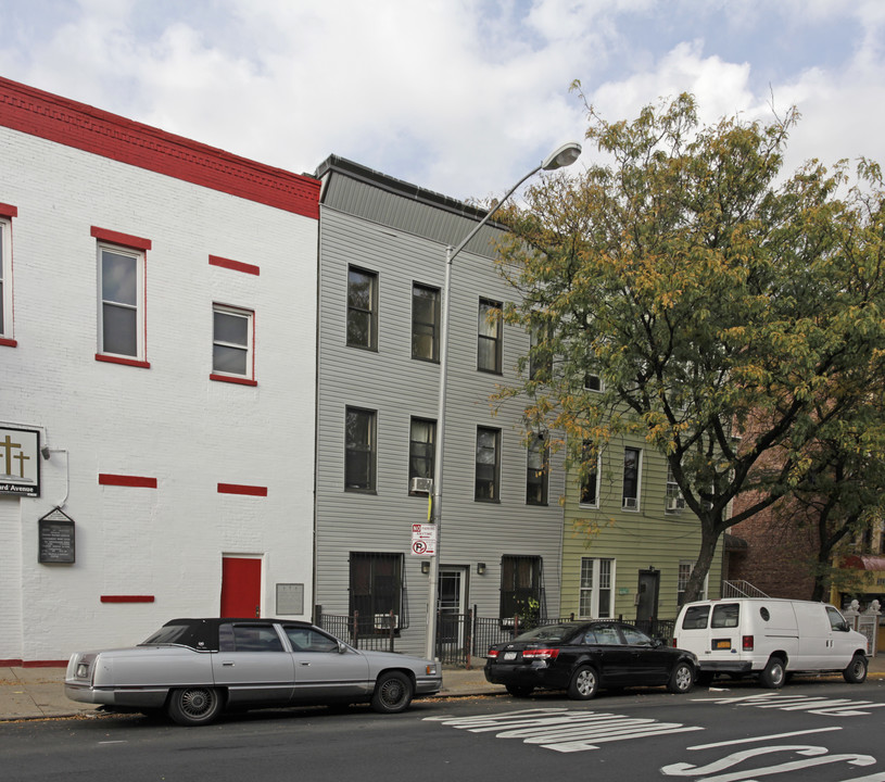 242 Howard Ave in Brooklyn, NY - Building Photo