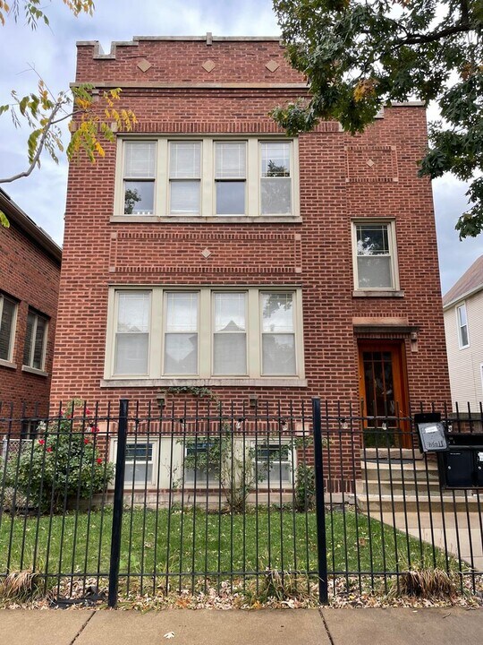 3227 N Albany Ave in Chicago, IL - Building Photo
