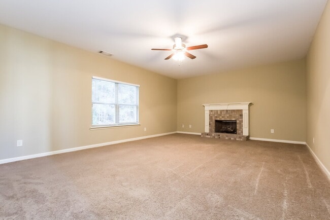 335 Holbrook Dr in Dallas, GA - Foto de edificio - Building Photo