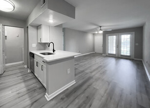 Cypress Grand Apartments in Tampa, FL - Building Photo - Building Photo