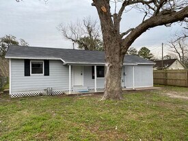 203 S Fig St in Sweeny, TX - Building Photo