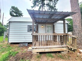 12150 Old County Rd in Willis, TX - Building Photo