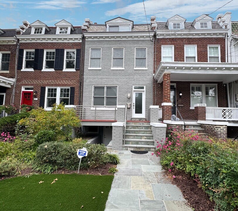 2811 38th St NW in Washington, DC - Building Photo