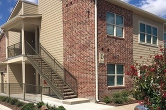 The Oaks Apartments in Kaufman, TX - Foto de edificio - Building Photo