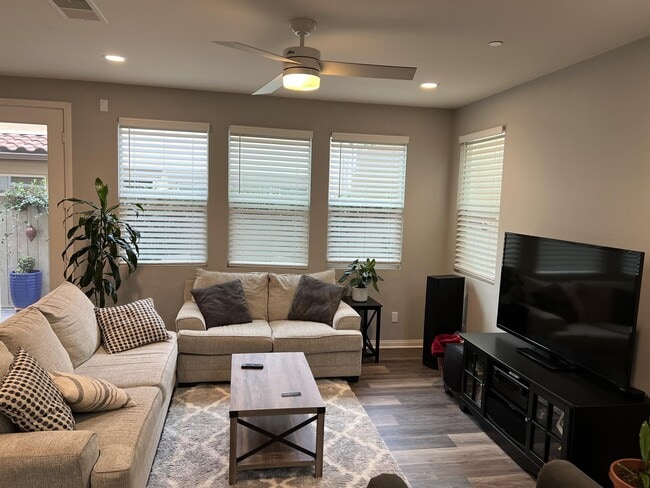 1065 Sea Glass Wy in San Diego, CA - Building Photo - Building Photo