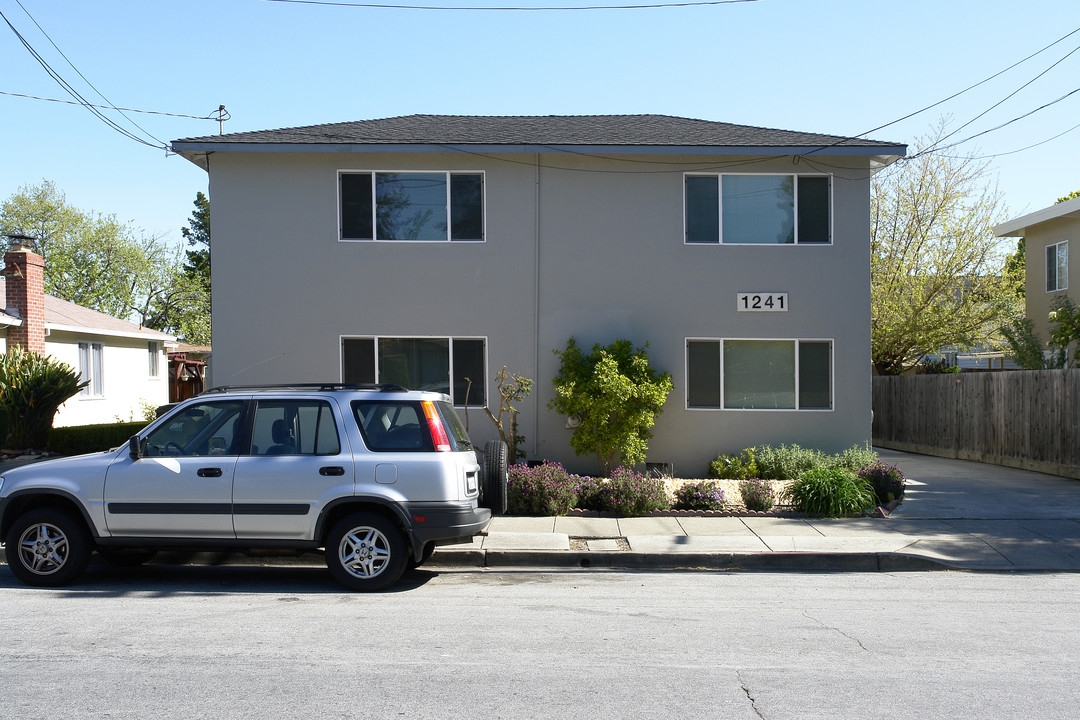 1241 Clinton St in Redwood City, CA - Foto de edificio