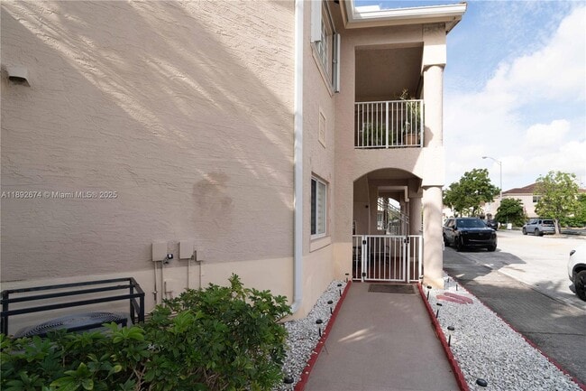 298 E 3rd St in Hialeah, FL - Building Photo - Building Photo