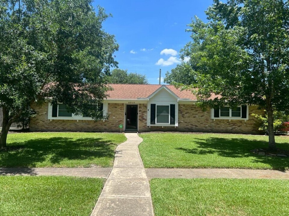 5910 Dawnridge Dr in Houston, TX - Foto de edificio