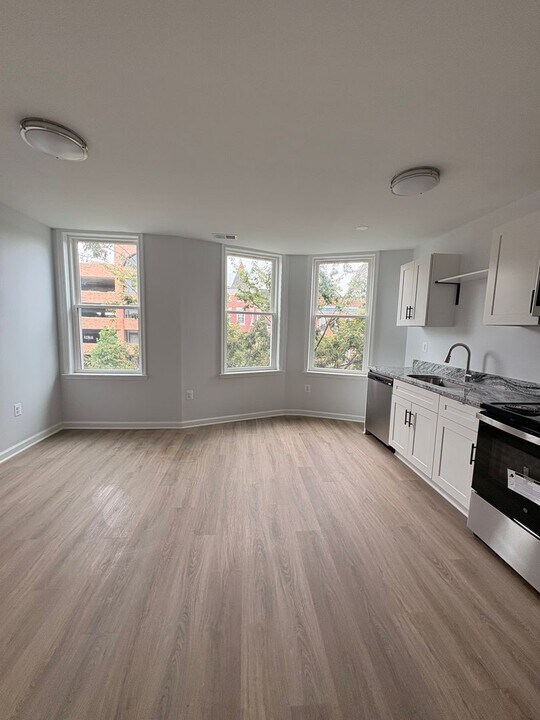2633 N Charles St in Baltimore, MD - Building Photo
