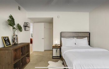 400 N Sunrise Way in Palm Springs, CA - Building Photo - Building Photo