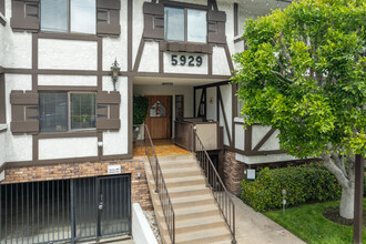 5925 Whitsett Ave in Valley Village, CA - Building Photo - Building Photo