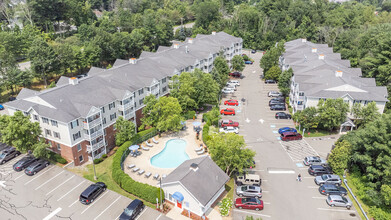 Carlton Oaks in Salem, NH - Foto de edificio - Building Photo