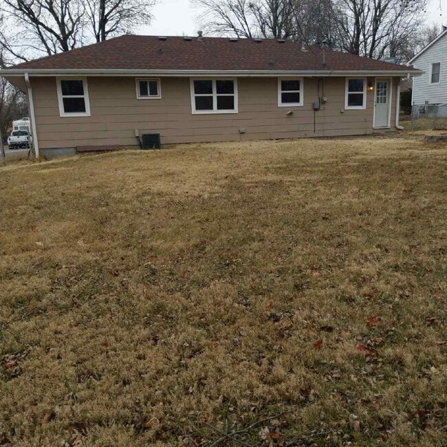 110 Meadow Ln in Warrensburg, MO - Building Photo - Building Photo