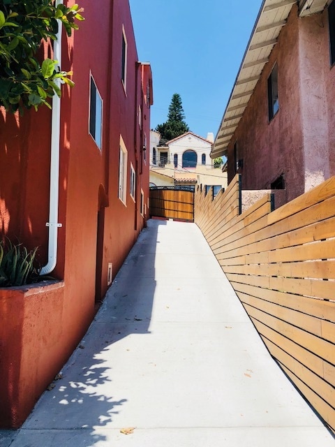 1534 1/2 Allesandro St in Los Angeles, CA - Foto de edificio - Building Photo