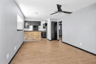 1121 Lovett St in Tomball, TX - Building Photo