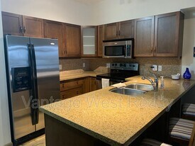 654-654 Cook Rd in Kelowna, BC - Building Photo