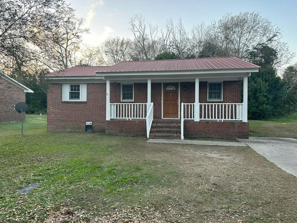 1715 Clinton St in Barnwell, SC - Building Photo