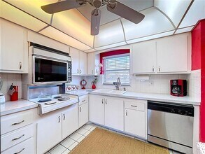 4650 Cove Cir in St. Petersburg, FL - Foto de edificio - Building Photo