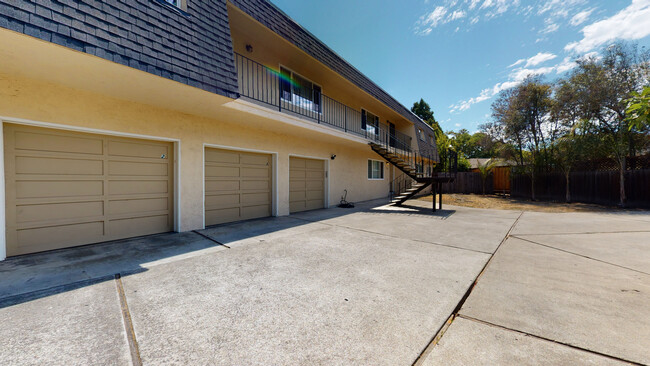 124 Wayne Ct E, Unit 124 in Redwood City, CA - Building Photo - Building Photo