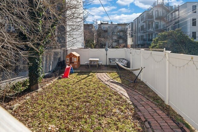 673 E 2nd St, Unit 1 in Boston, MA - Building Photo - Building Photo