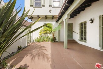 120 S Poinsettia Pl in Los Angeles, CA - Building Photo - Building Photo