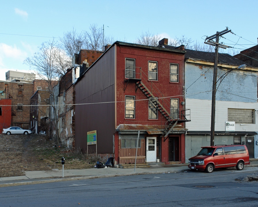 798 Broadway St in Albany, NY - Foto de edificio