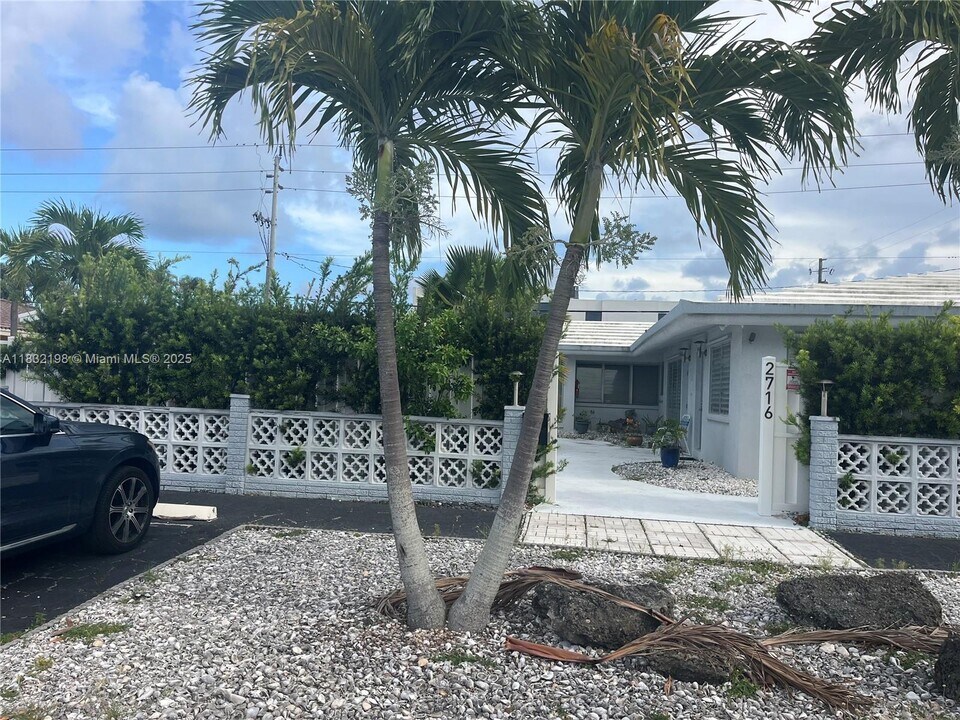 2716 NE 32nd St in Fort Lauderdale, FL - Building Photo