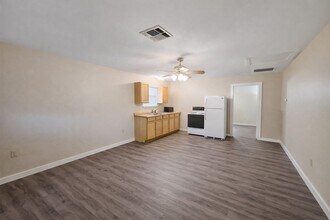 6107 Williams Rd in Crosby, TX - Building Photo - Building Photo