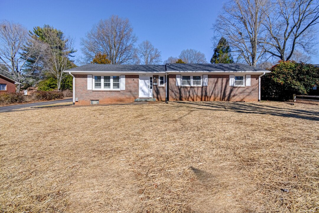 1465 Brookwood Dr in Winston-Salem, NC - Building Photo