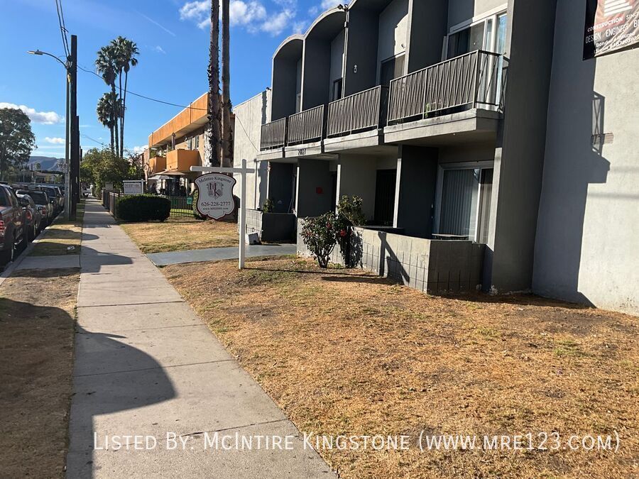 21827 Lanark St in Los Angeles, CA - Building Photo