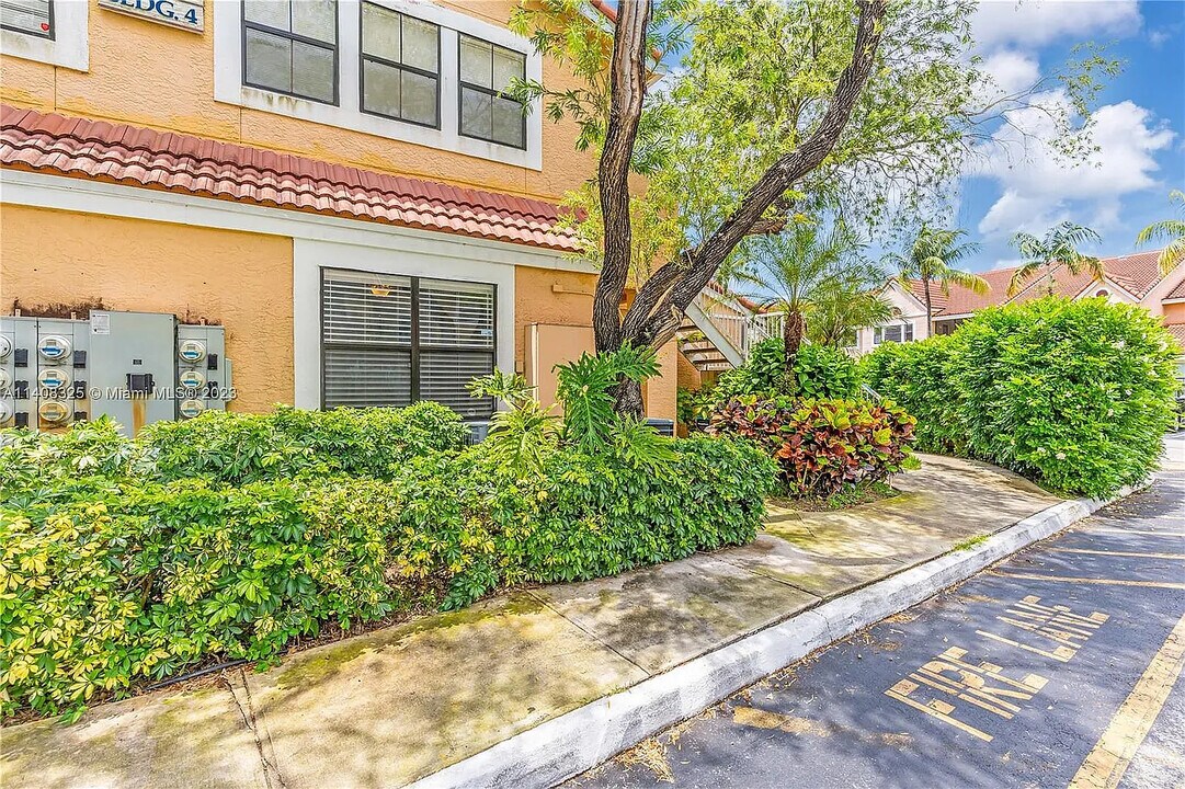 10441 SW 156th Ct, Unit 411 in Miami, FL - Building Photo