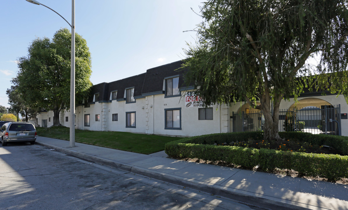 Oakwood Park Apartments in San Bernardino, CA - Building Photo