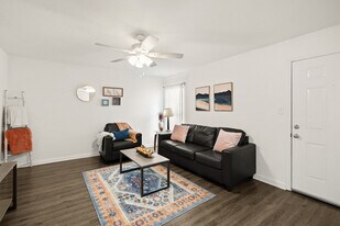 Villa Reanna Apartments in Tallahassee, FL - Building Photo