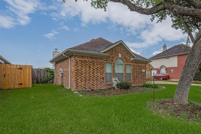 311 N Esplanade Ln in Stafford, TX - Foto de edificio - Building Photo