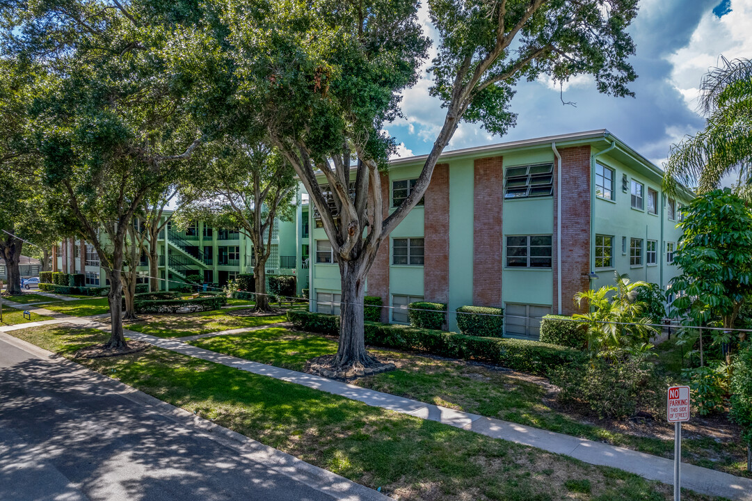 The 7 Oaks in St. Petersburg, FL - Foto de edificio