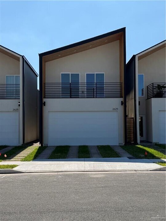 16 Warbler Ave in McAllen, TX - Building Photo