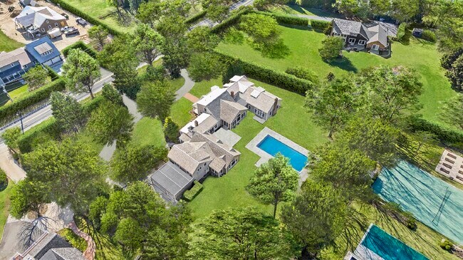 138 Mecox Road in Water Mill, NY - Foto de edificio - Building Photo