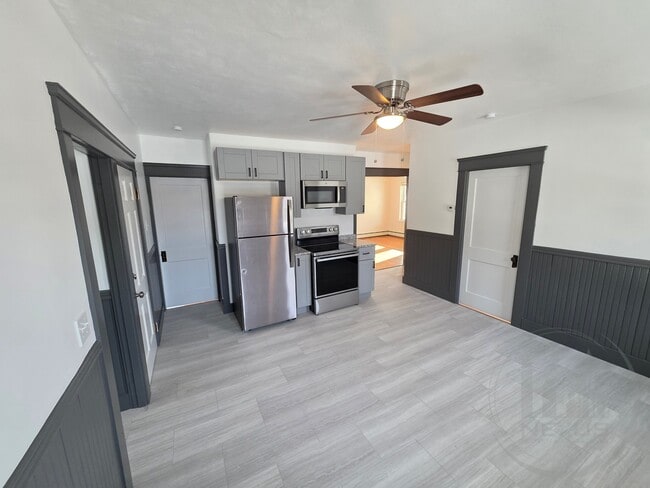 49 Fenwood Ave, Unit 2nd Floor in Smithfield, RI - Building Photo - Building Photo