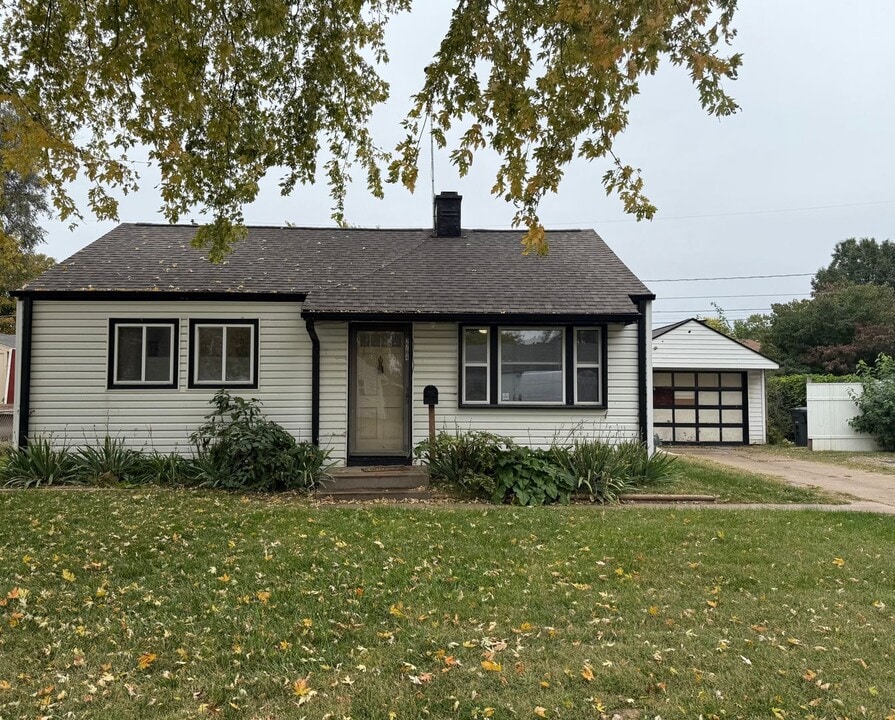 2704 Ave G in Council Bluffs, IA - Building Photo